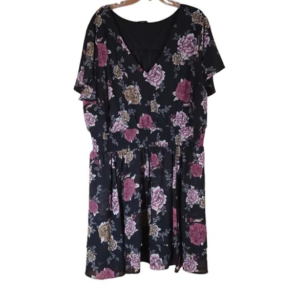 torrid Dresses & Skirts - Torrid Floral V Neck Ruched Dress size 4